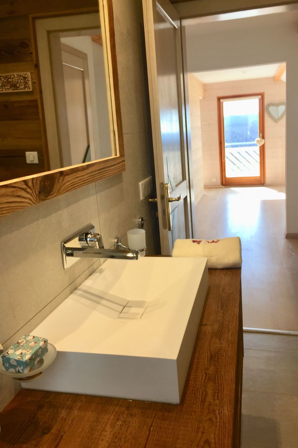 Chalet "Le Flocon Bleu" mit Blick auf das Wasser-Image-tags.info