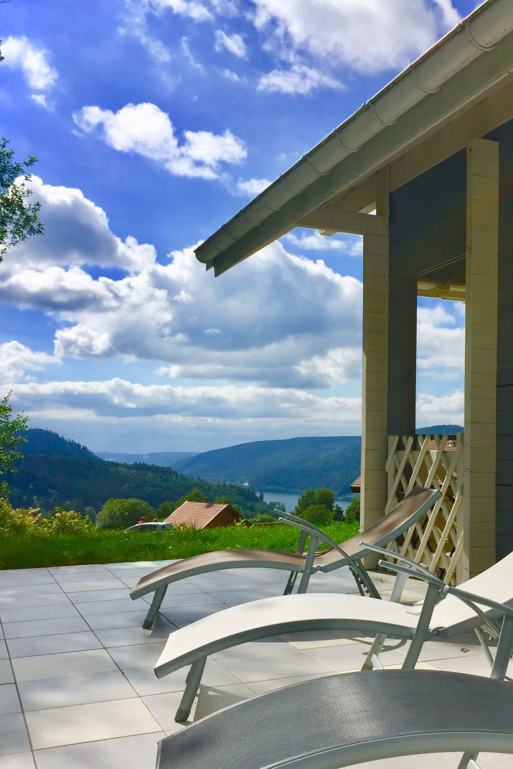 Chalet "Le Flocon Bleu" mit Blick auf das Wasser-Image-tags.info