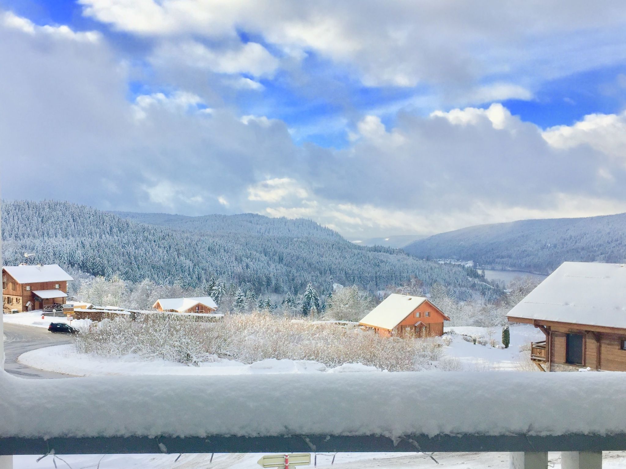 Chalet "Le Flocon Bleu" mit Blick auf das Wasser-Image-tags.info