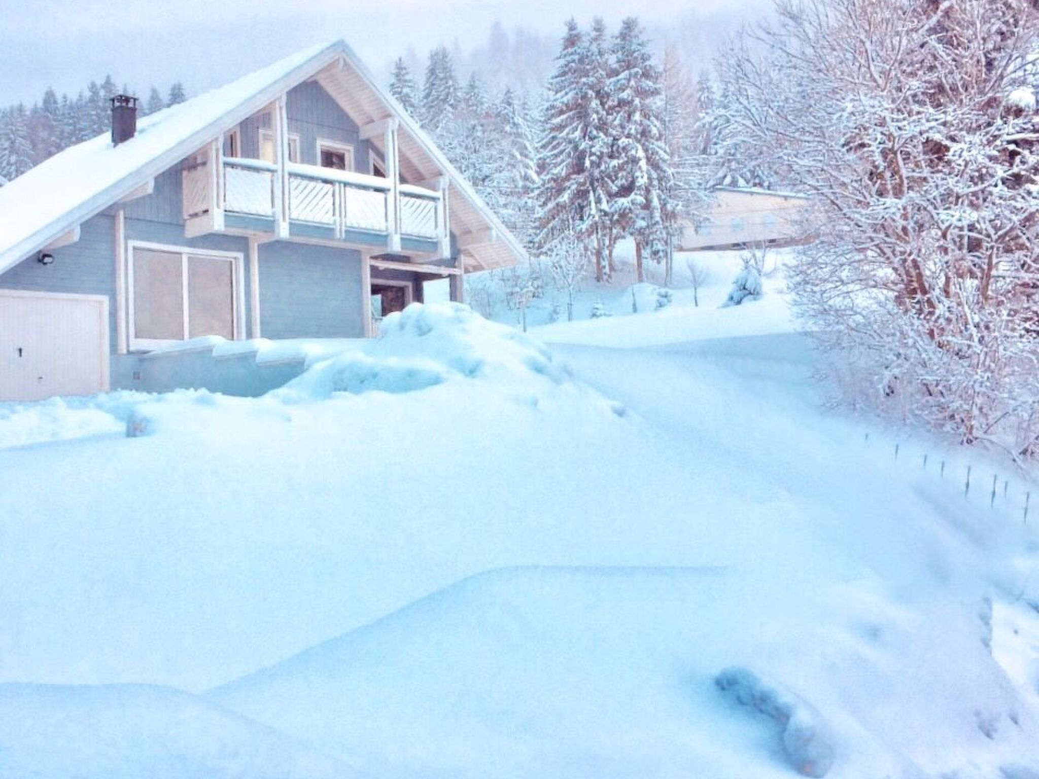 Chalet "Le Flocon Bleu" mit Blick auf das Wasser-Image-tags.info