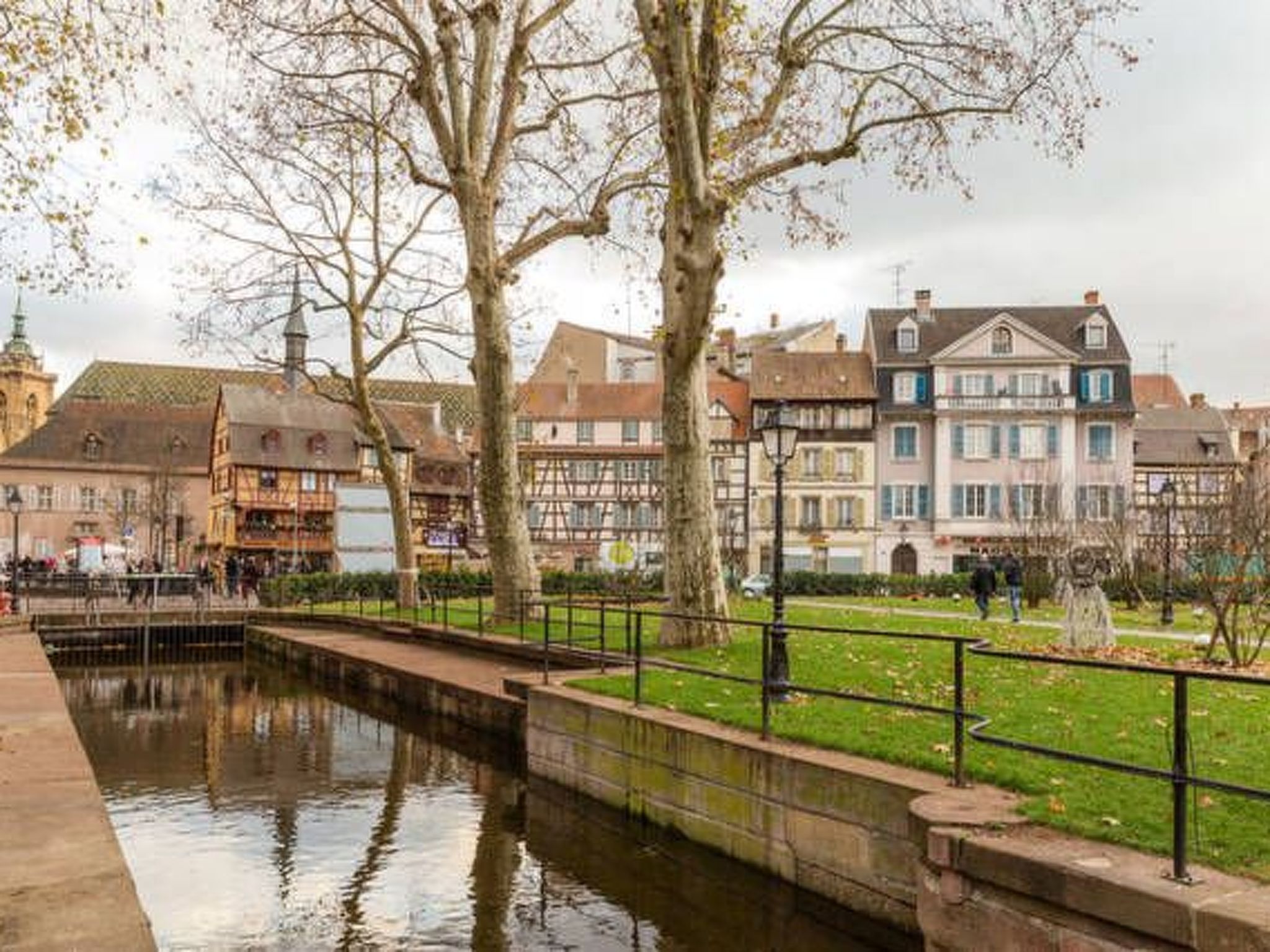 Mit zwei Garagenstellplätzen-Binnen