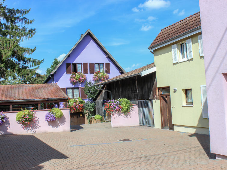 Search and Stay destination Marckolsheim, Grand Est - France from AU$ 175. Résidence jaune et rose