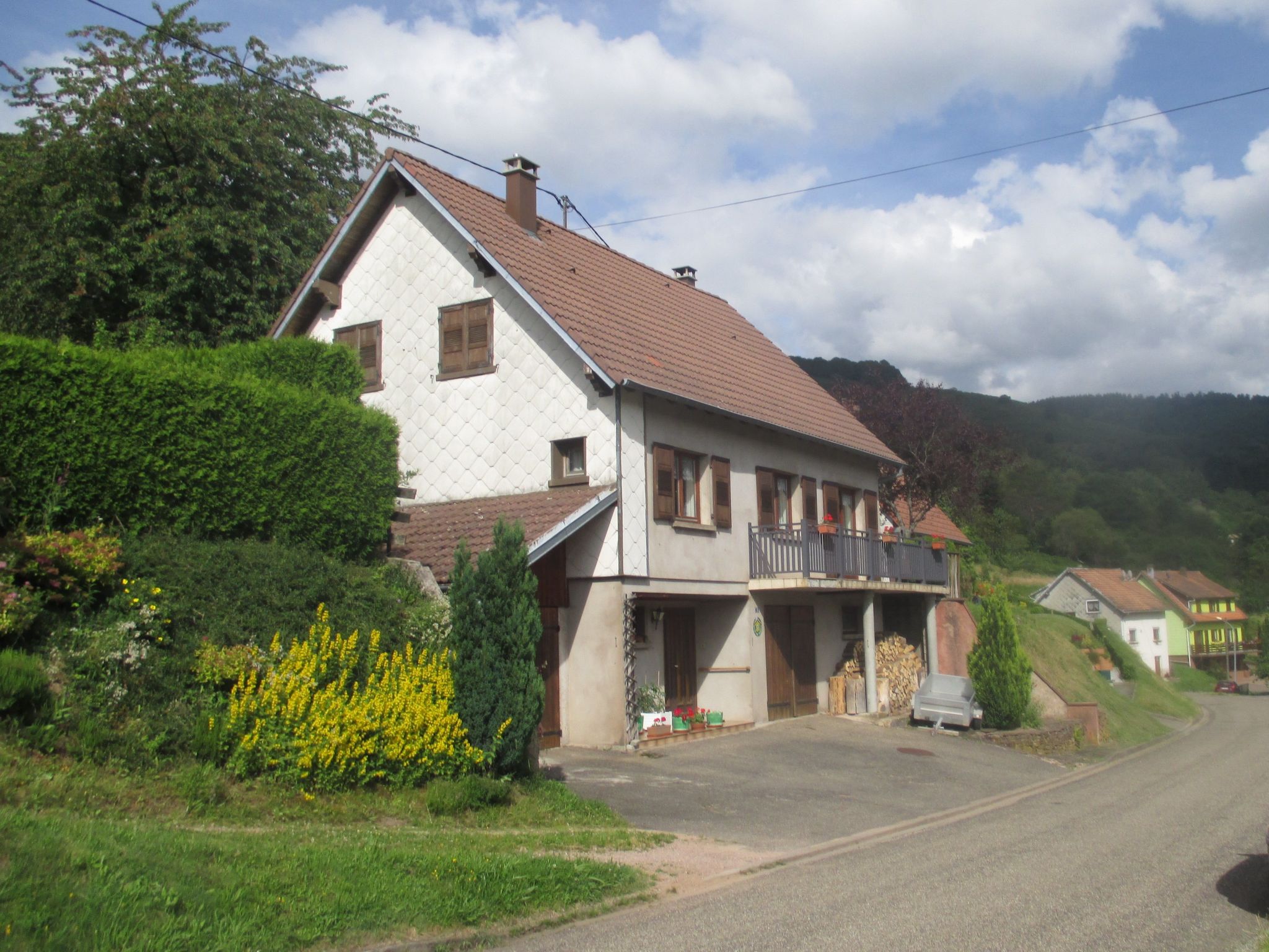 The holiday house is at the heart of a quiet village at an altitude of about 570 metres with a wonderful view of the surrounding valley, in an area known for its Alsace cuisine. Holiday house right in..
