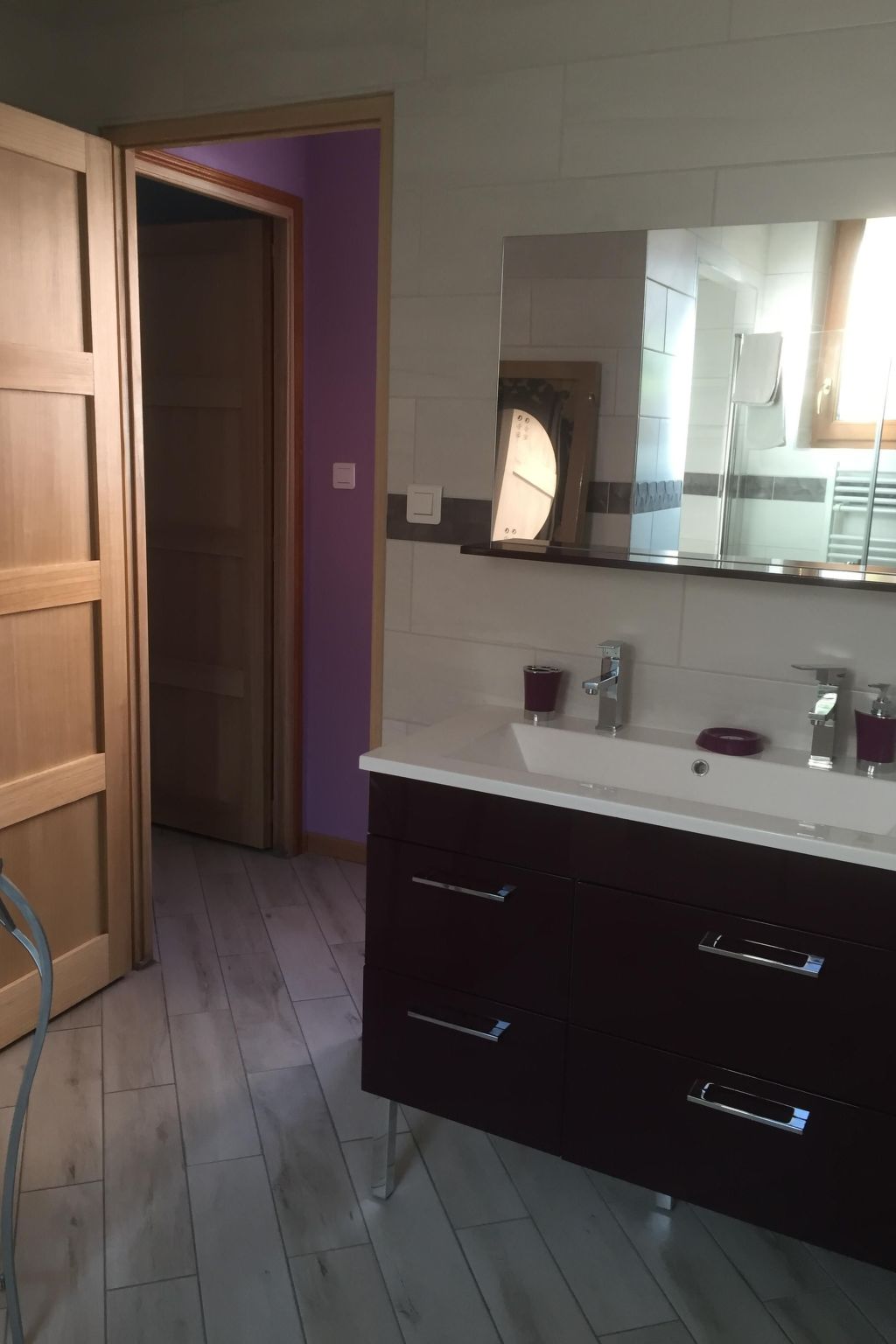 Dorfhaus mit Privatparkplatz-Binnen