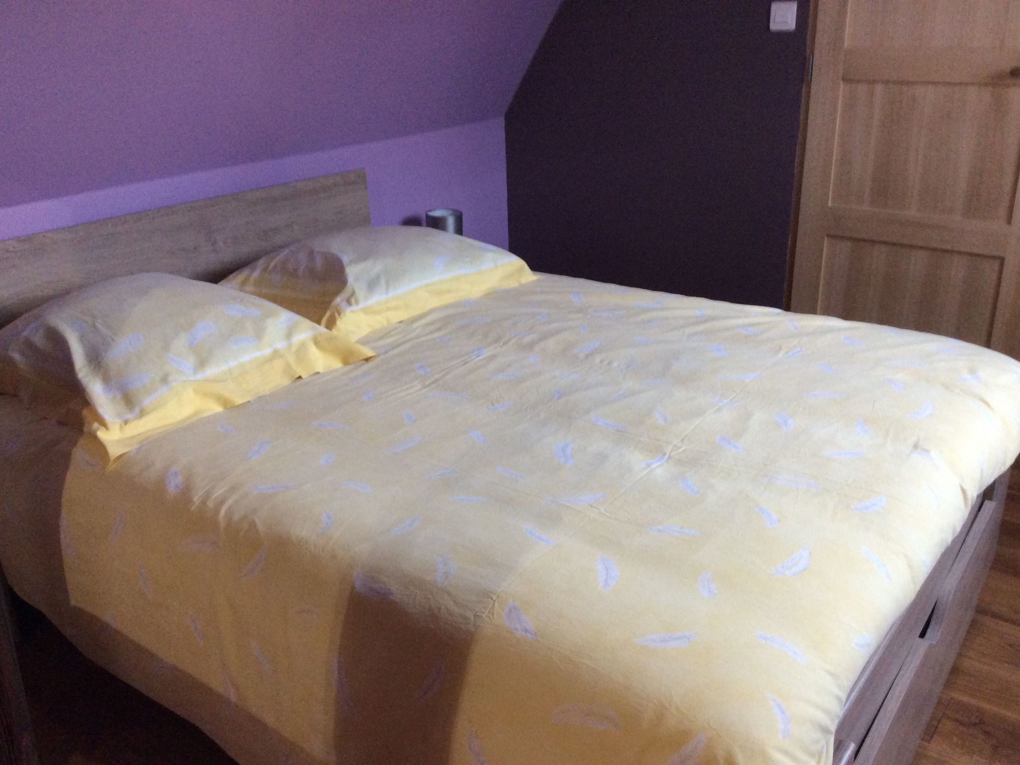 Dorfhaus mit Privatparkplatz-Binnen