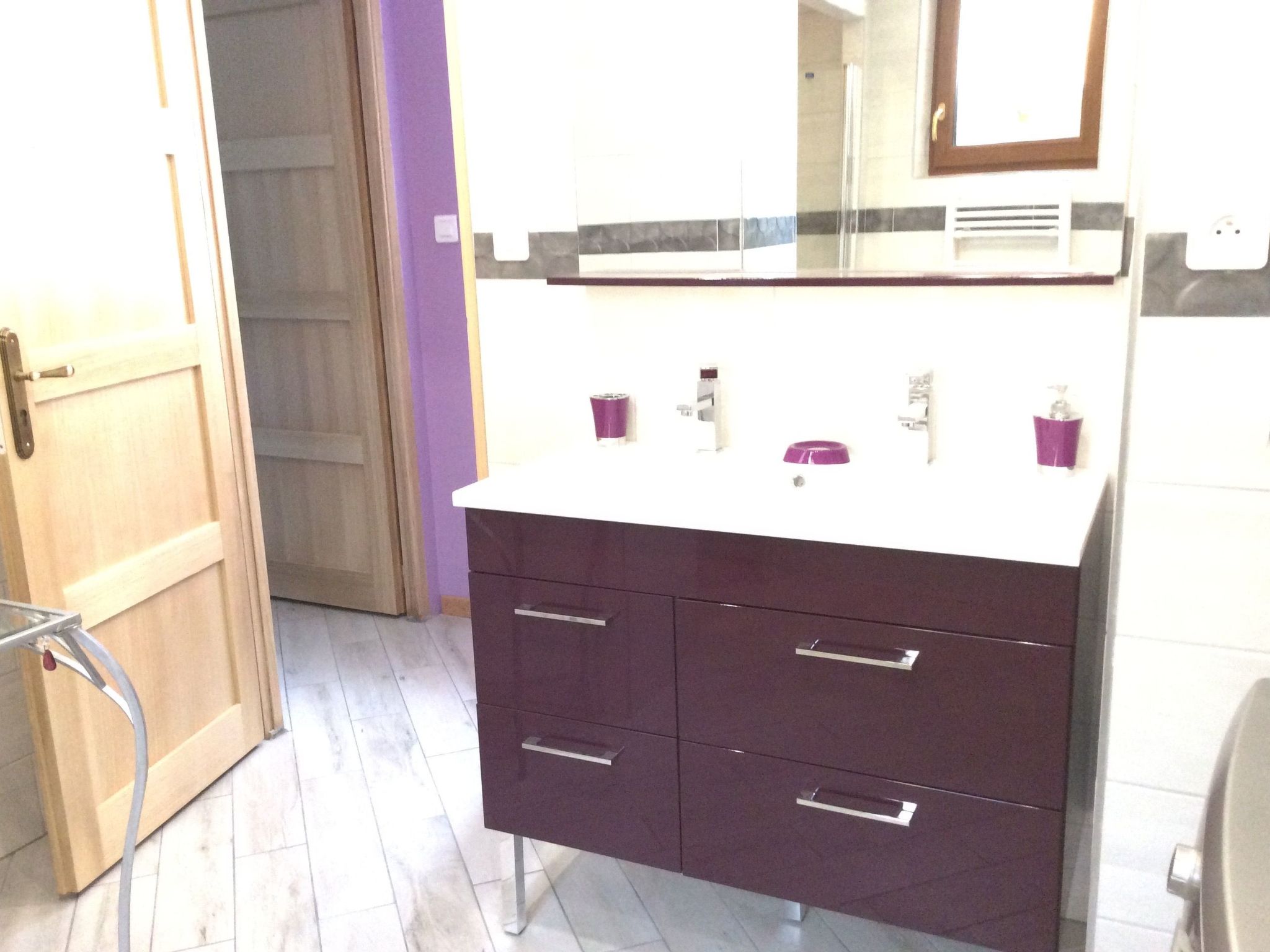 Dorfhaus mit Privatparkplatz-Binnen