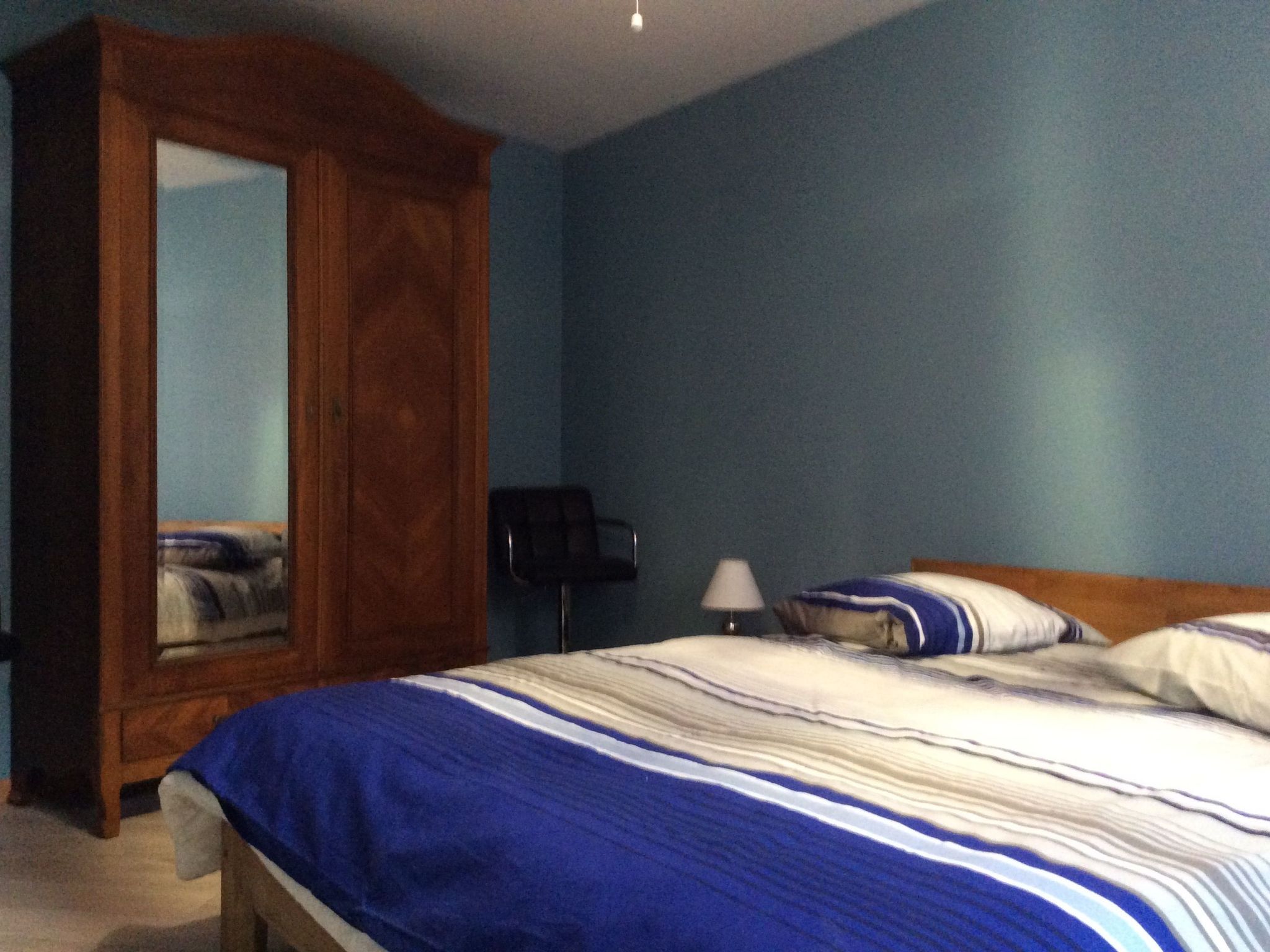 Dorfhaus mit Privatparkplatz-Binnen