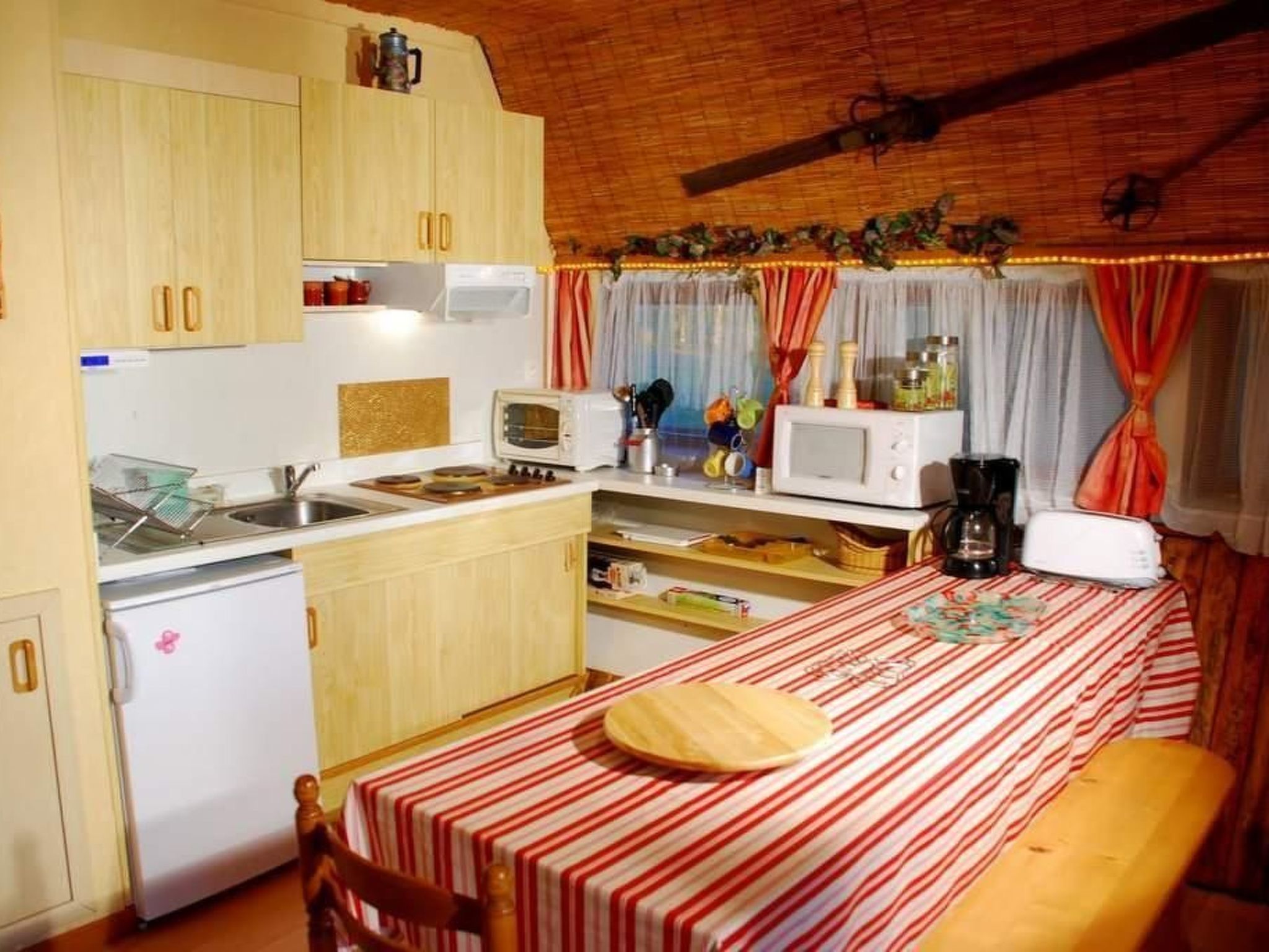 Charmantes Ferienhaus mit gemeinsamem Grill-Dedans