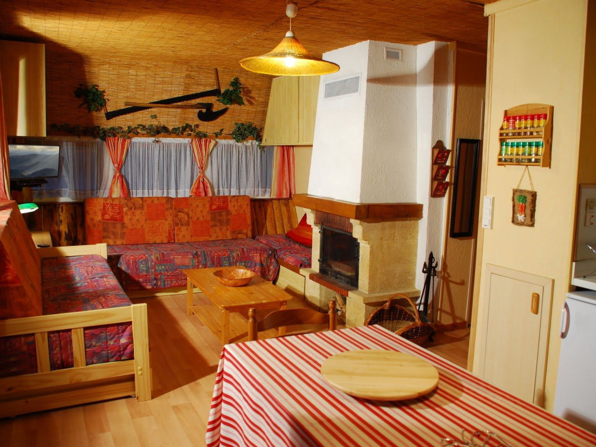 Charmantes Ferienhaus mit gemeinsamem Grill-Dedans