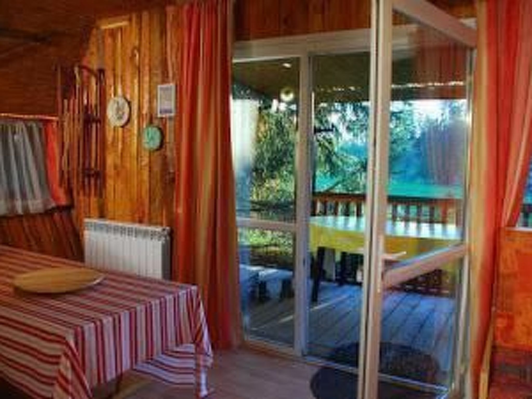 Charmantes Ferienhaus mit gemeinsamem Grill-Dedans