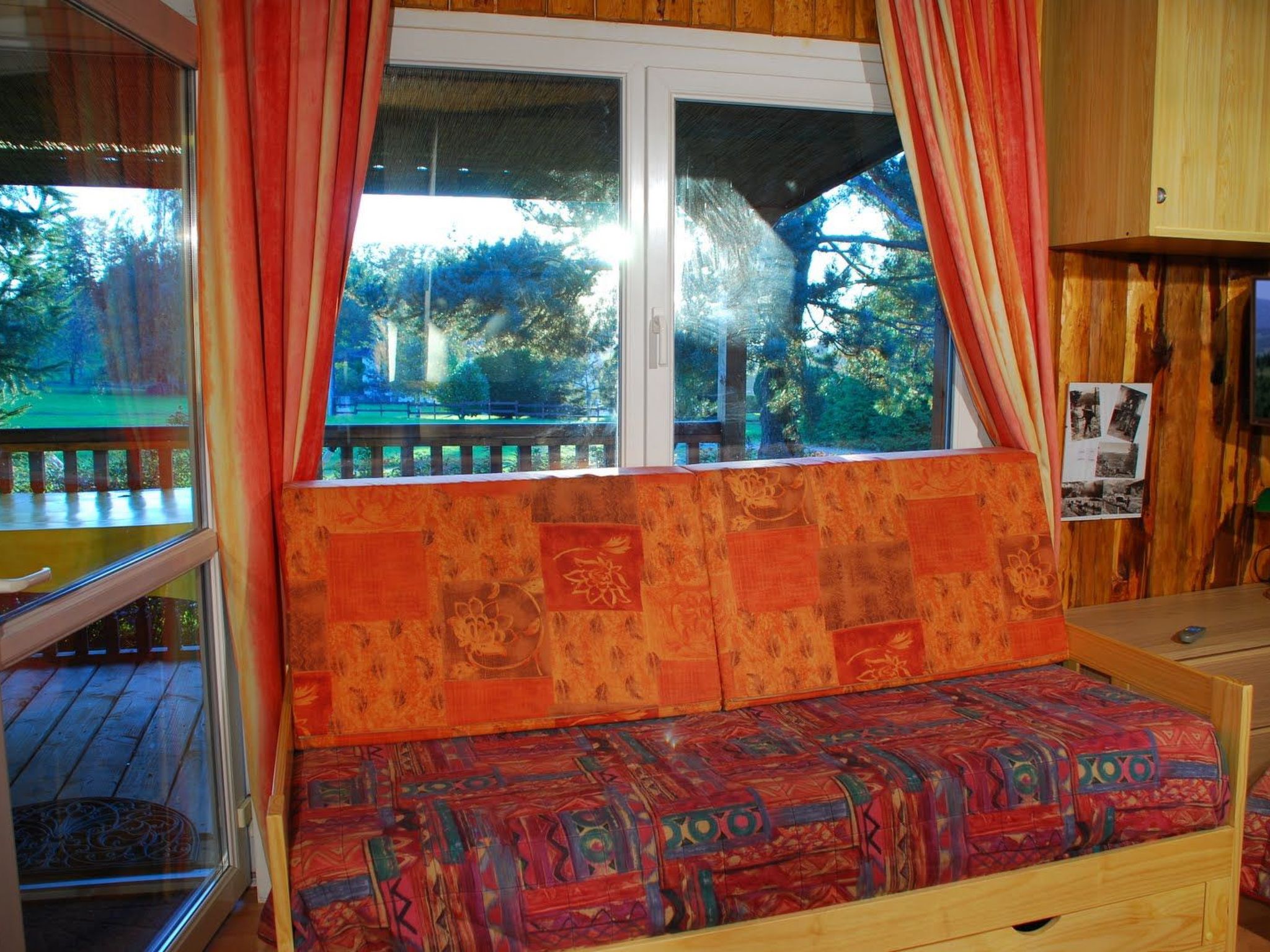 Charmantes Ferienhaus mit gemeinsamem Grill-Dedans