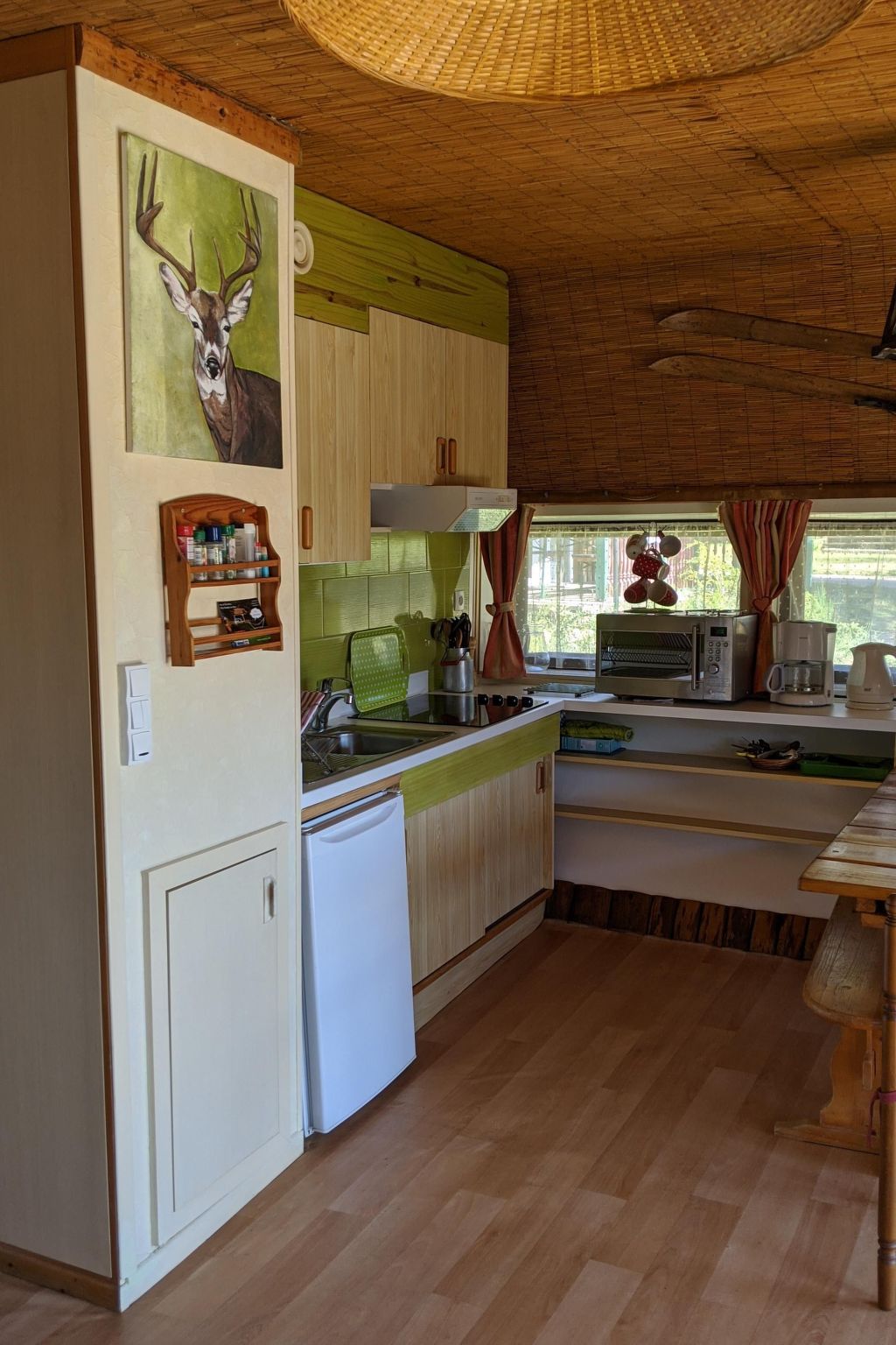 Charmantes Ferienhaus mit gemeinsamem Grill-Dedans