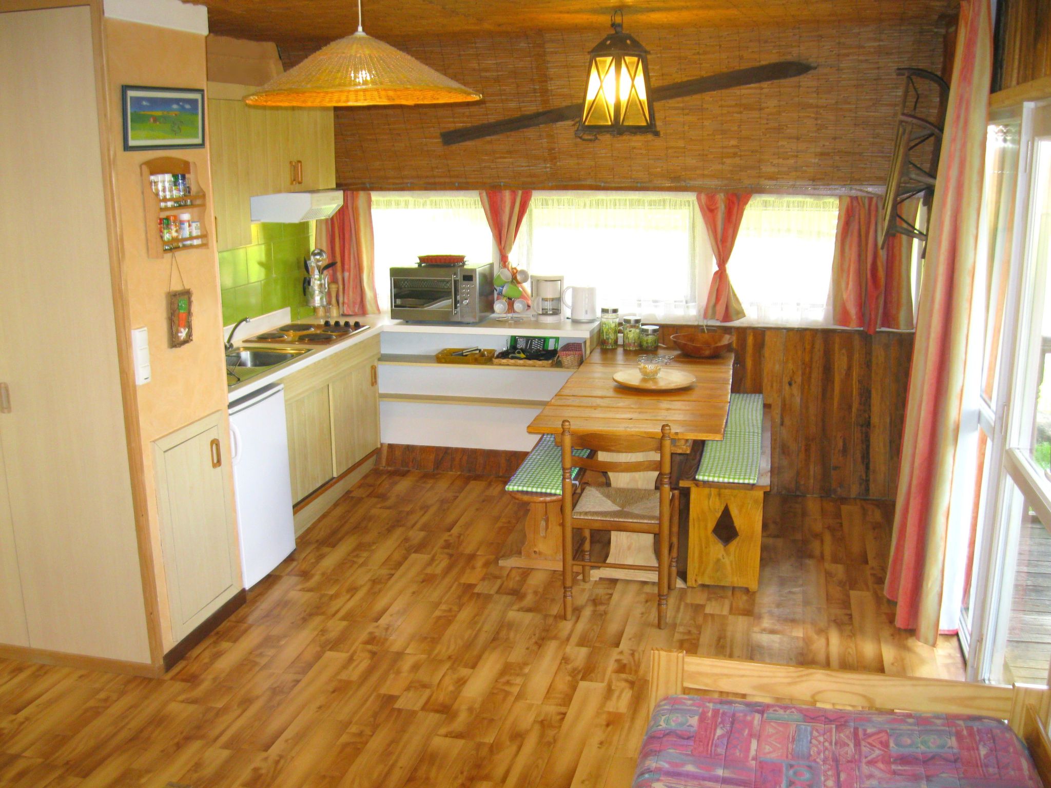 Charmantes Ferienhaus mit gemeinsamem Grill-Dedans