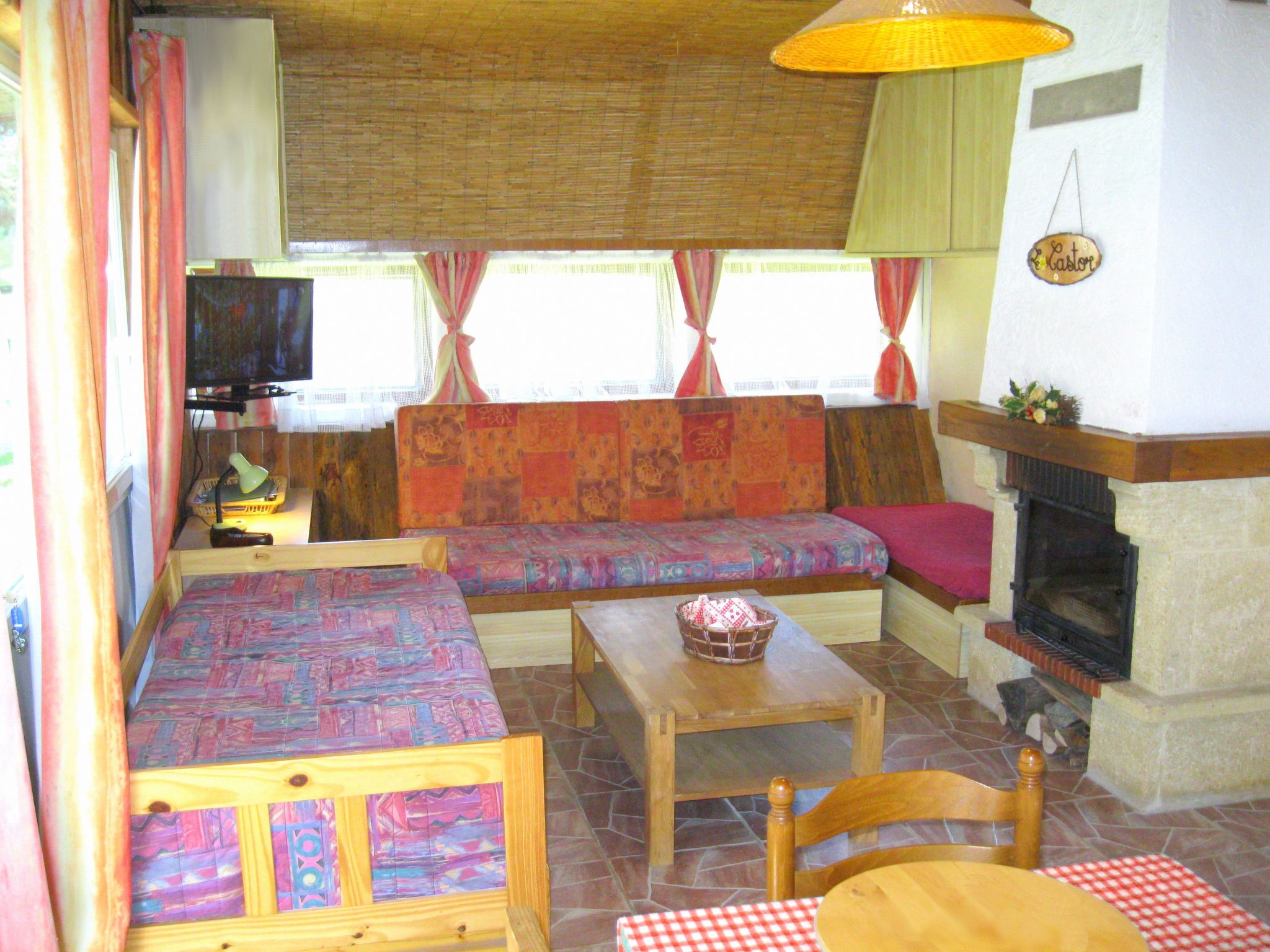 Charmantes Ferienhaus mit gemeinsamem Grill-Dedans