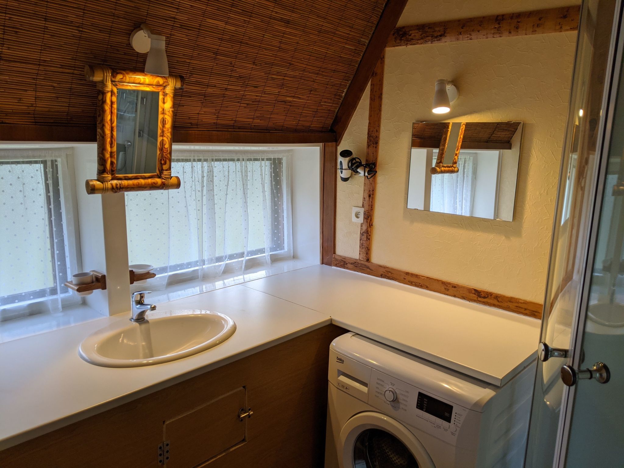 Charmantes Ferienhaus mit gemeinsamem Grill-Dedans