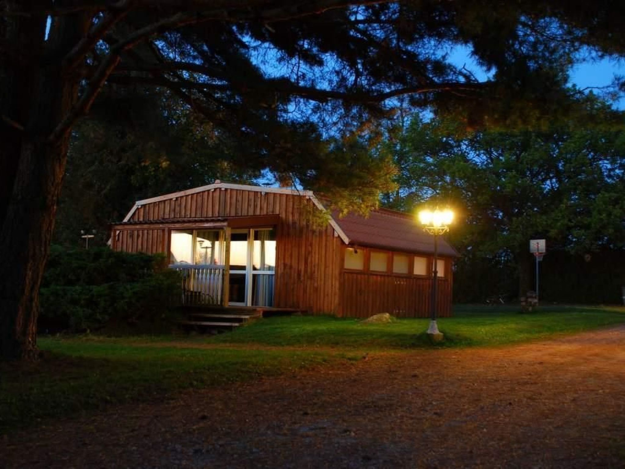 Charmantes Ferienhaus mit gemeinsamem Grill-Dedans