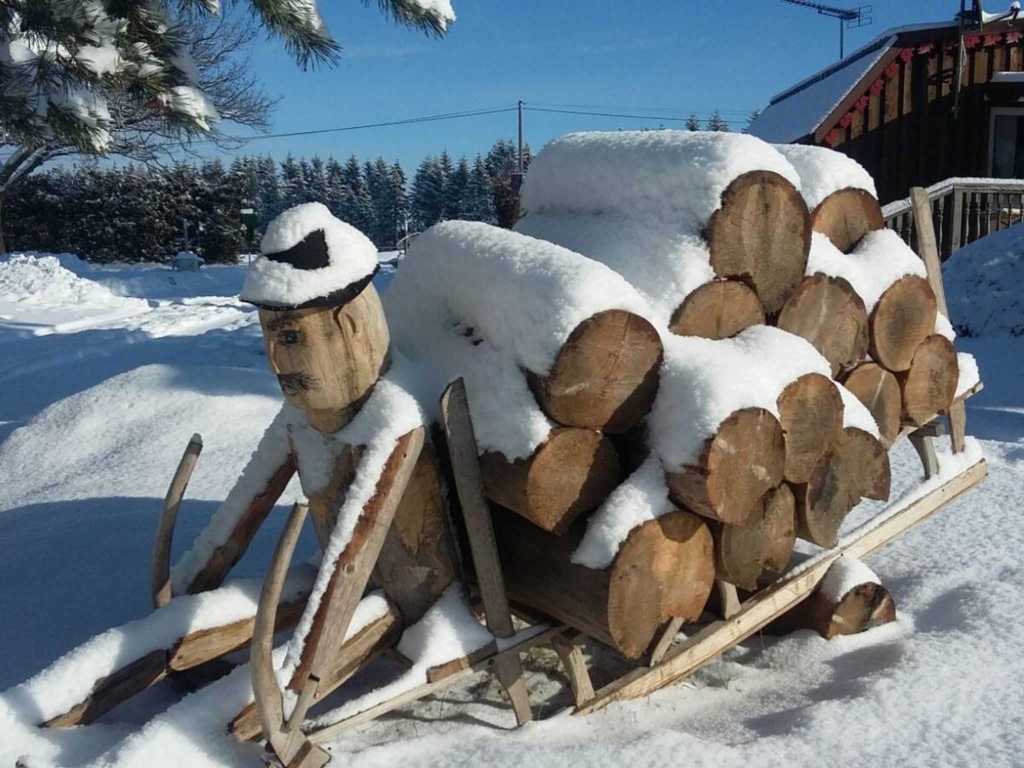 Charmantes Ferienhaus mit gemeinsamem Grill-Dedans