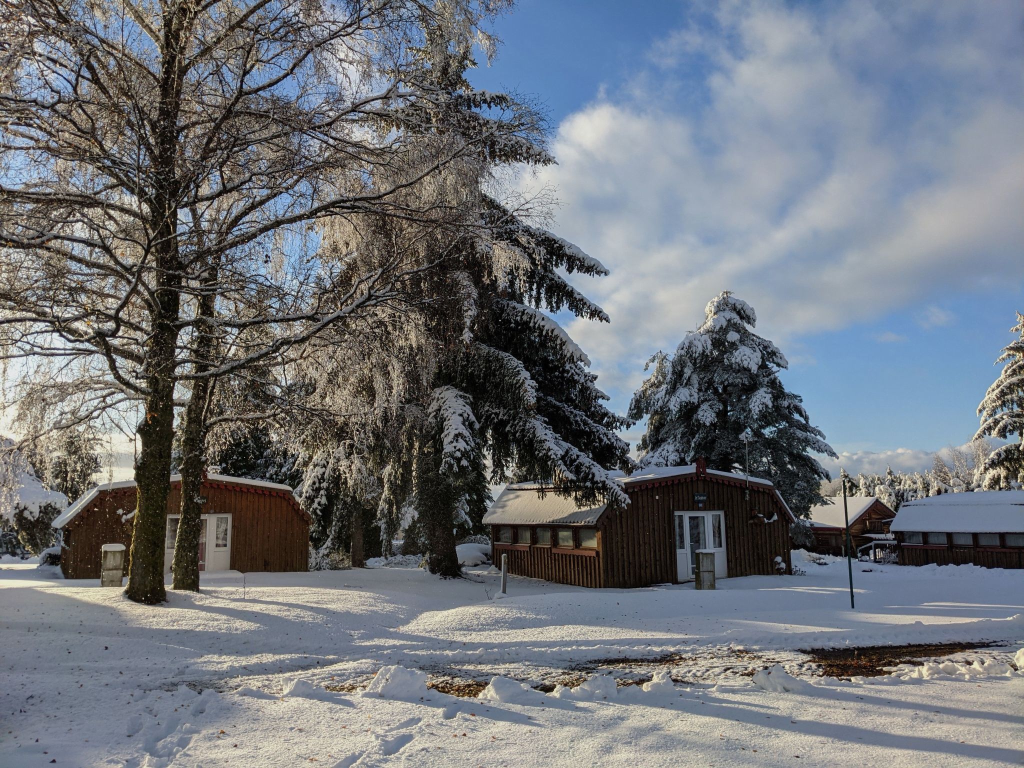 Charmantes Ferienhaus mit gemeinsamem Grill-Dedans