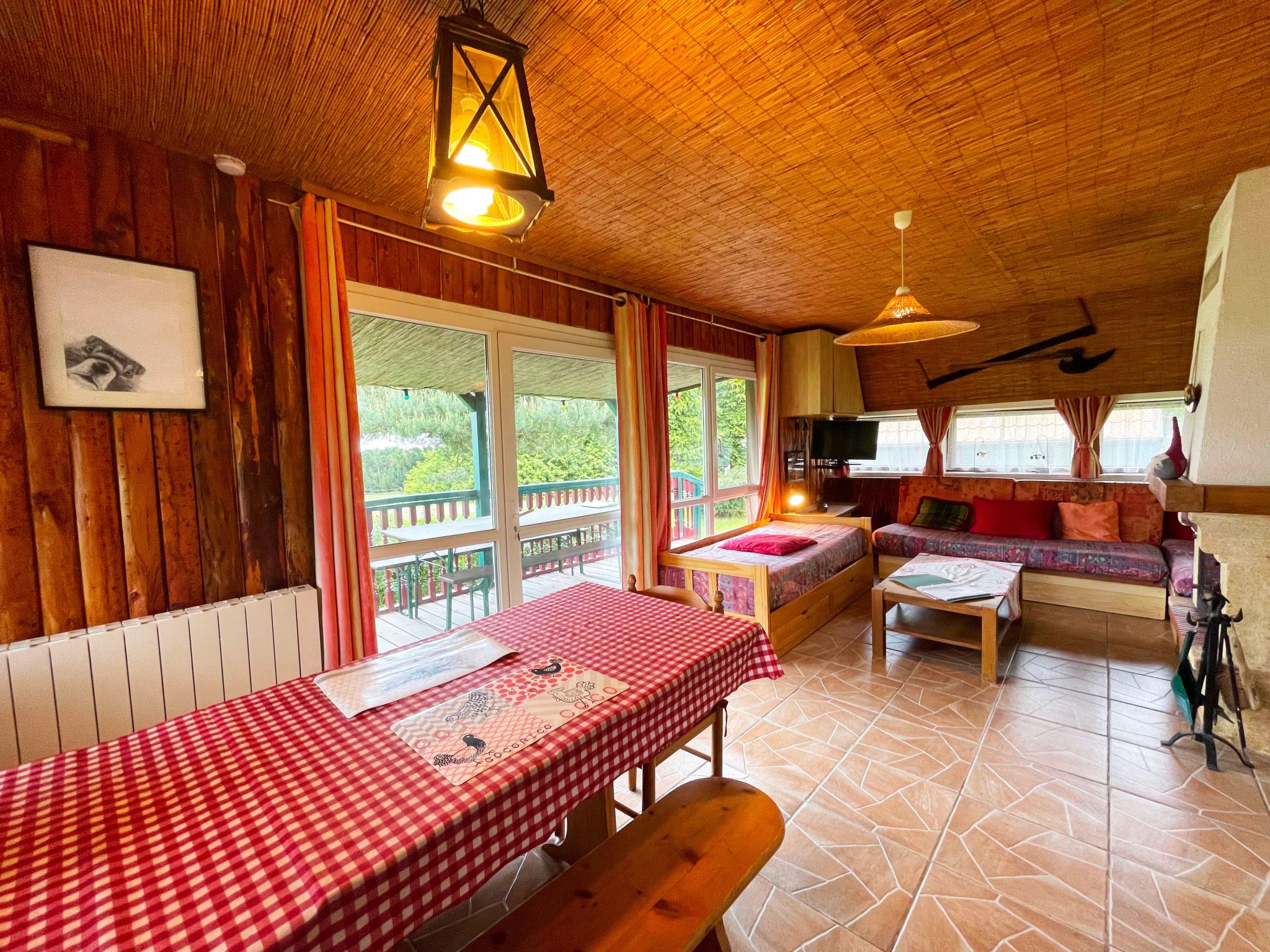 Charmantes Ferienhaus mit gemeinsamem Grill-Dedans