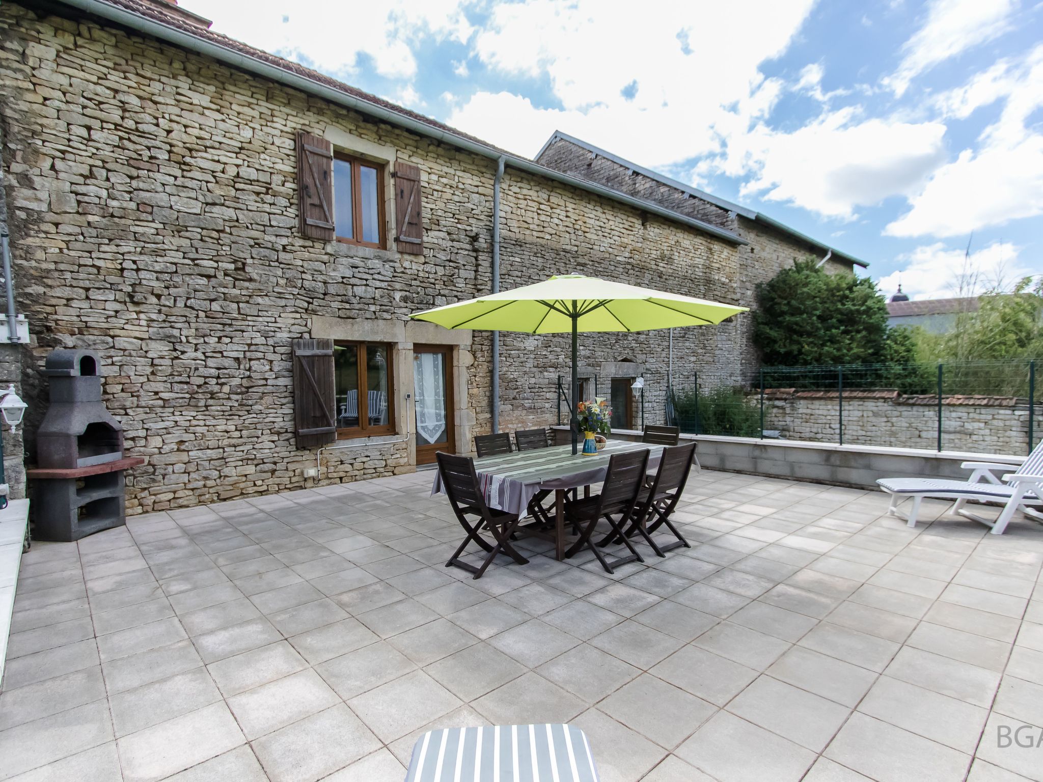 Steinhaus in ländlicher Umgebung mit Pool-Binnen