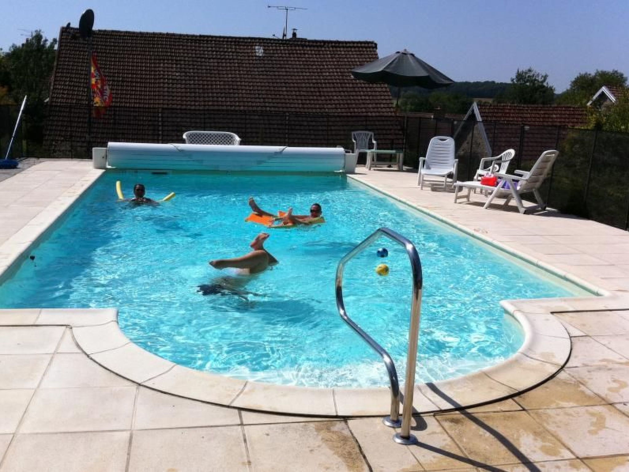 Steinhaus in ländlicher Umgebung mit Pool-Binnen