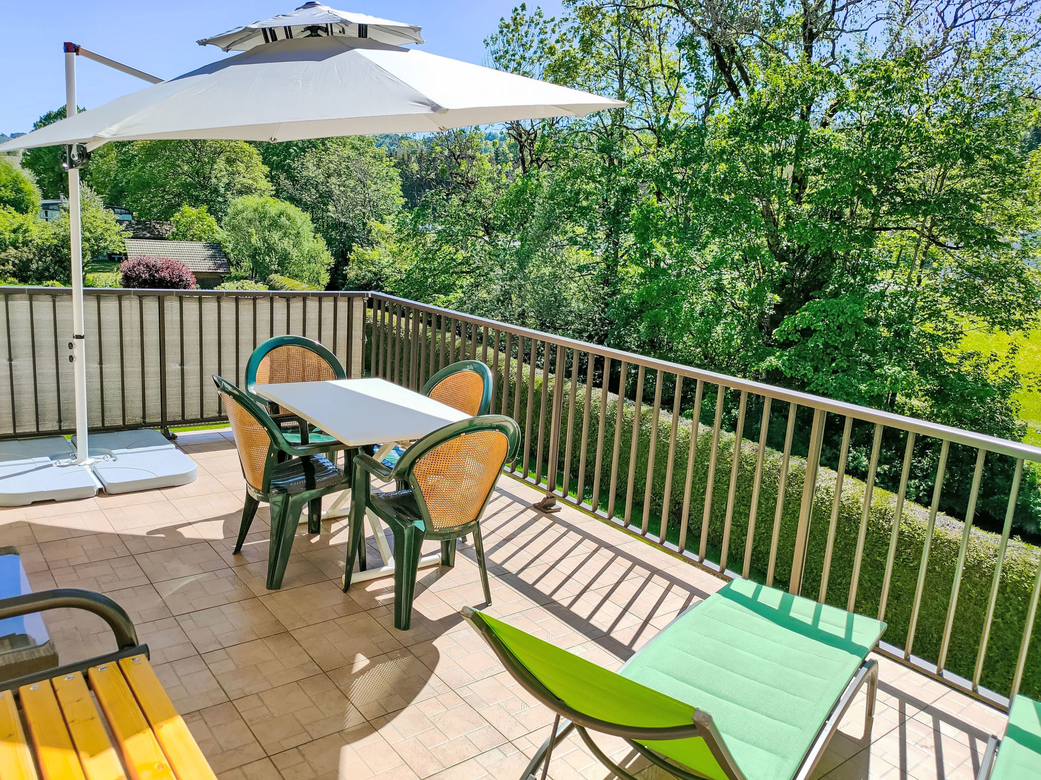 Optional PAID SERVICES: Private spa and sauna on site, very high-speed fibre internet via secure Wifi, housekeeping, bed linen, extra bed, extra desk, bathroom linen kit, baby kit, sledge.This Roses d..