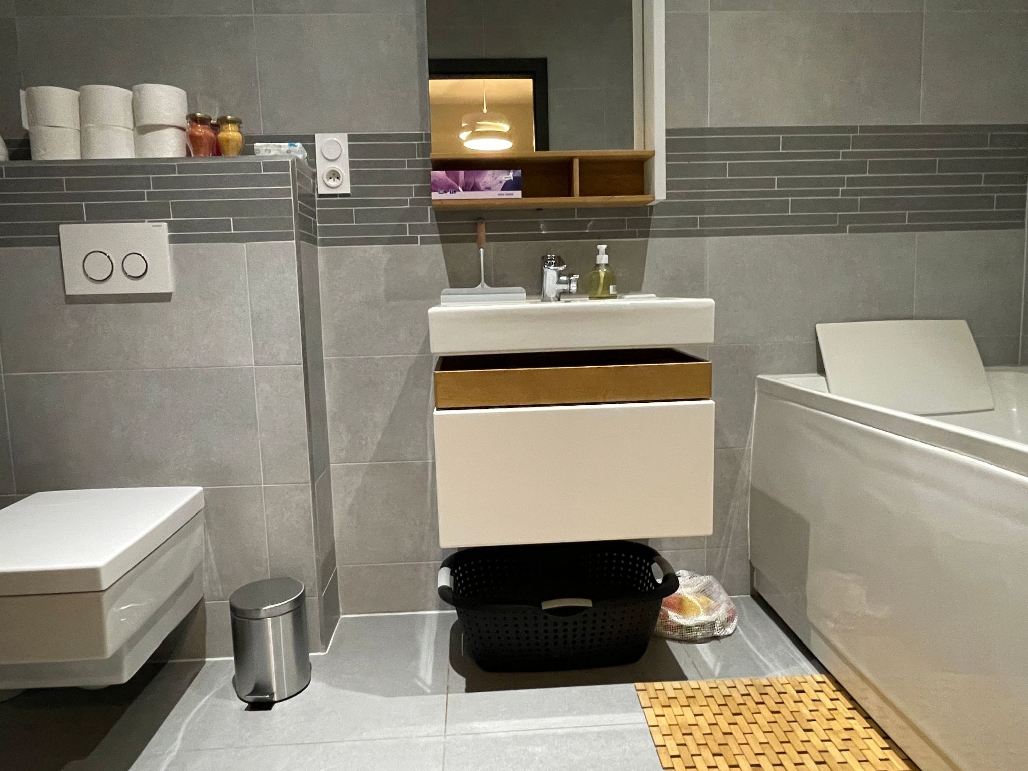 Das ruhige Les Grangettes mit Seeblick-Inside