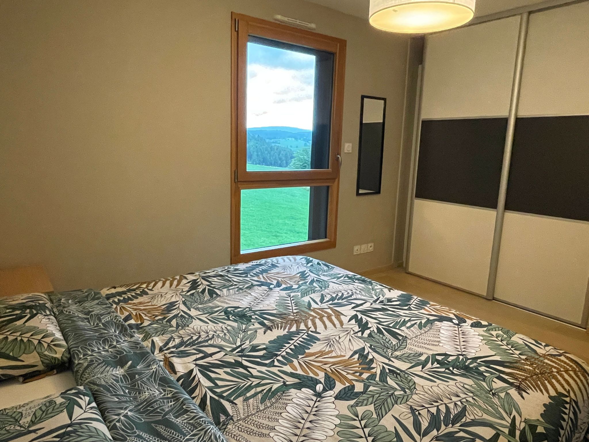 Das ruhige Les Grangettes mit Seeblick-Inside