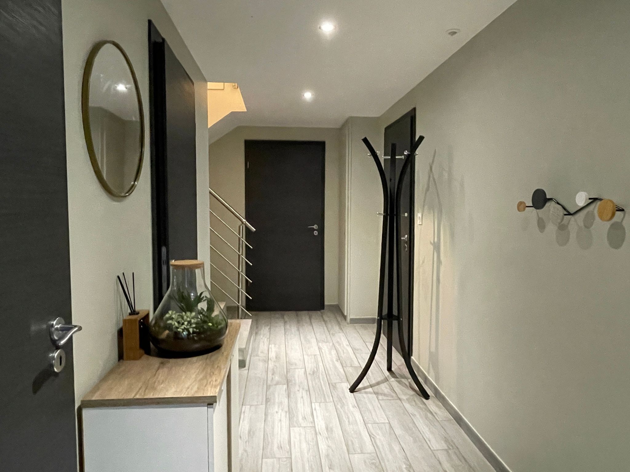 Das ruhige Les Grangettes mit Seeblick-Inside