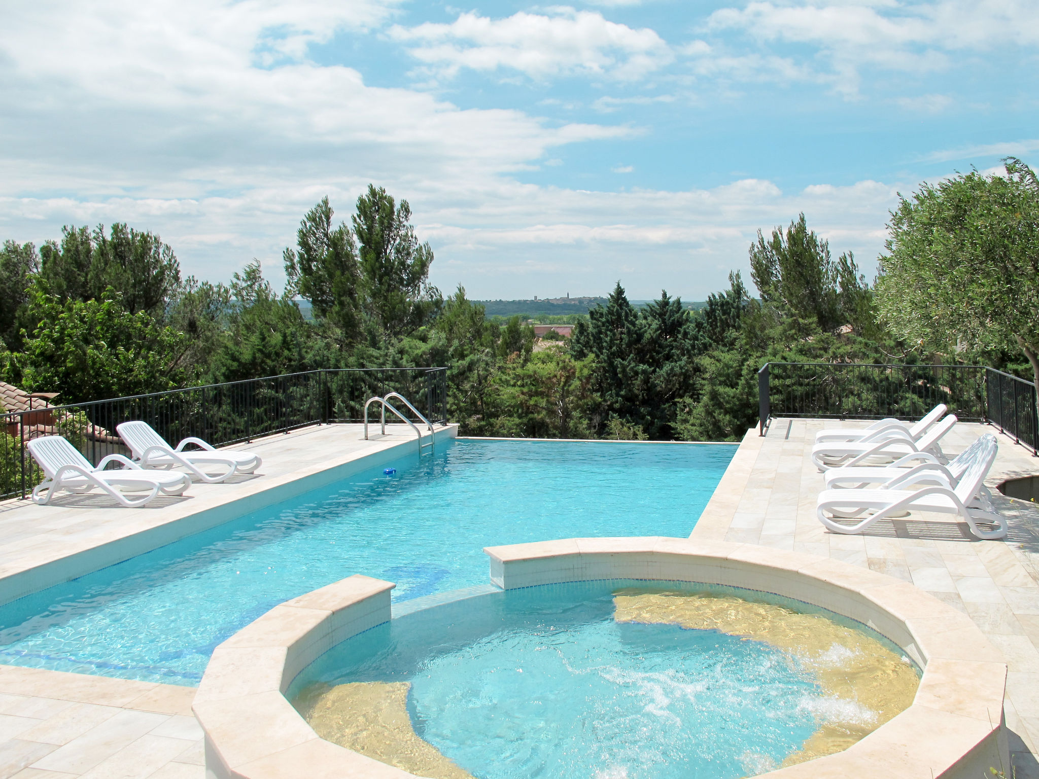 Ruim vakantiehuis met privézwembad en hot tub in Saint Hilaire-d'Ozilhan - foto 34