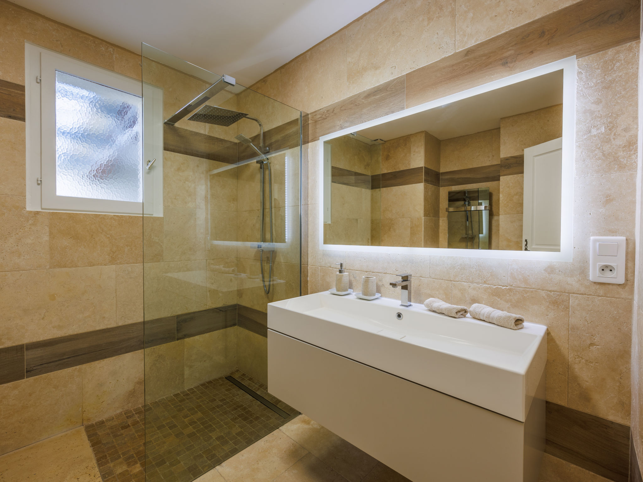 Ruim vakantiehuis met privézwembad en hot tub in Saint Hilaire-d'Ozilhan - foto 23