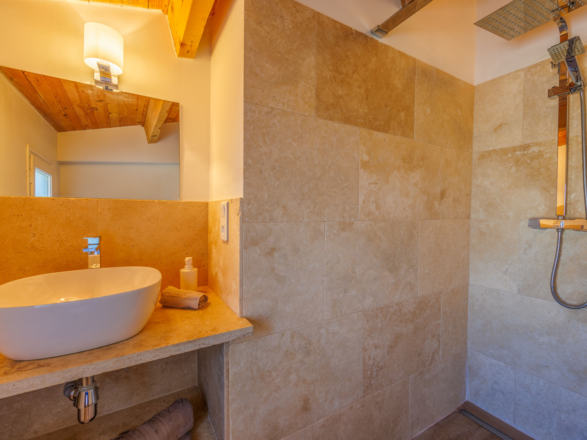 Ruim vakantiehuis met privézwembad en hot tub in Saint Hilaire-d'Ozilhan - foto 24
