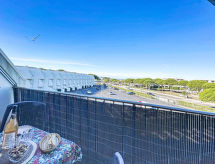 Studio aan zee in Port Camargue met zwembad, op 200 meter van het strand - thumbnail 1