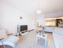 Le Plein Sud II: Zonnig appartement op 200m van strand in Le Grau du Roi - thumbnail 2