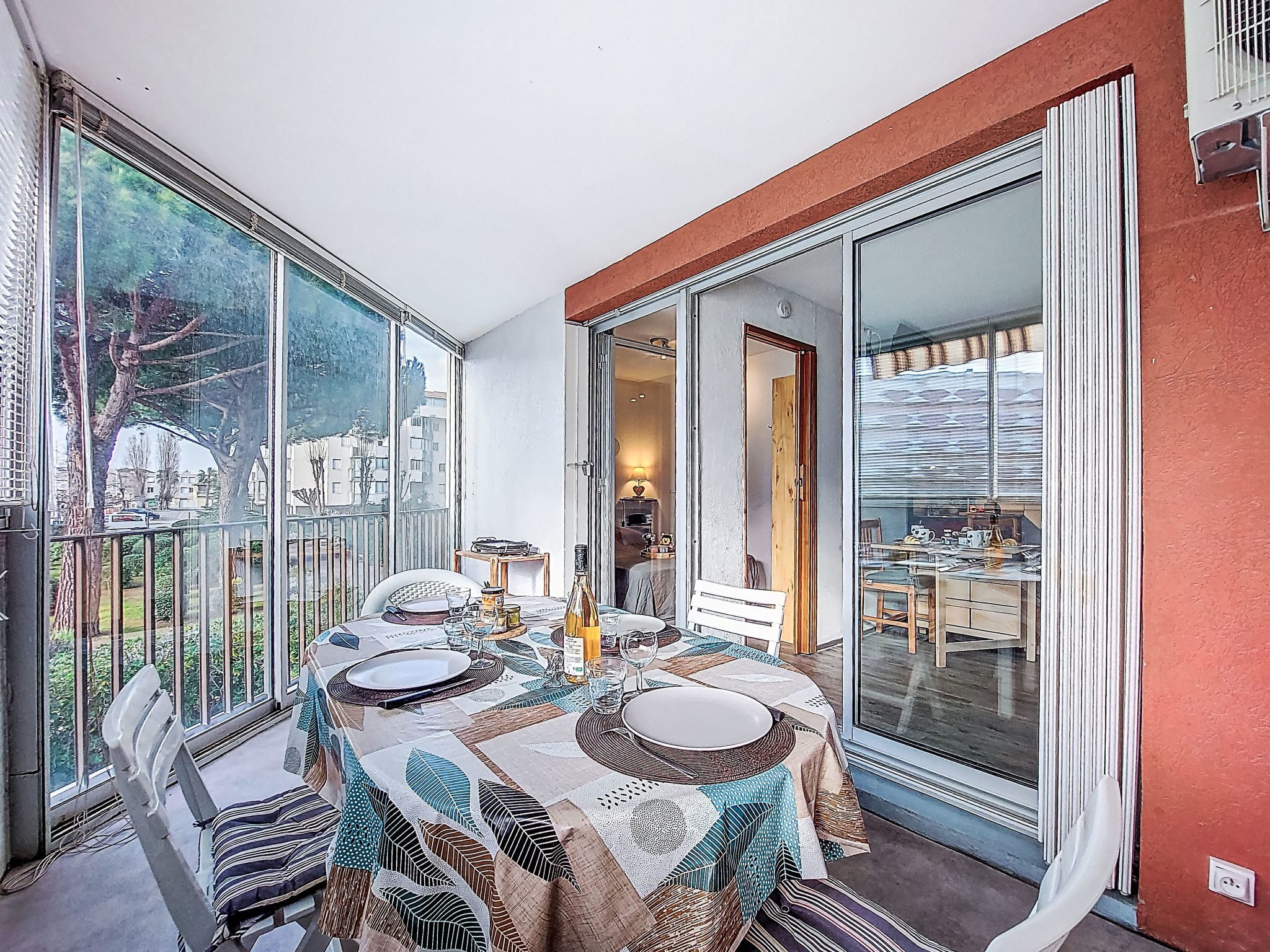 Appartement 2-kamers 25 m2 op de 1e verdieping. Gezellig ingericht: woon-/eetkamer met TV en air-conditioning. 1 kamer met 1 2-pers bed (140 cm, lengte 190 cm). Cabine met 1 x 2 stapelbedden (80 cm, l..