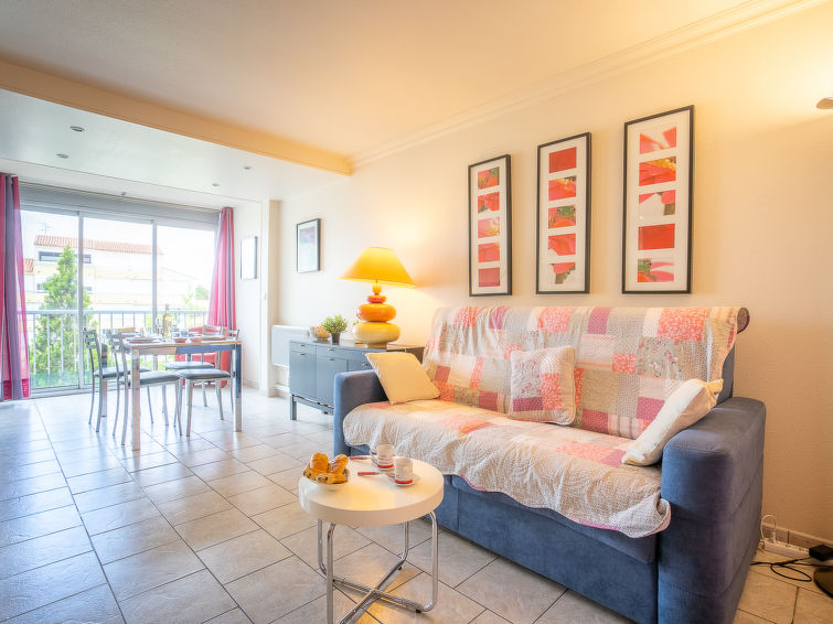 2-Zimmer-Wohnung 40 m2 im 2. Stock, Nordwestlage. Wohn-/Esszimmer mit 1 Doppeldiwanbett (145 cm, Länge 200 cm), TV. 1 Zimmer mit 2 Betten (160 cm, Länge 190 cm). Kochnische (2 Kochplatten, Mini-Back..