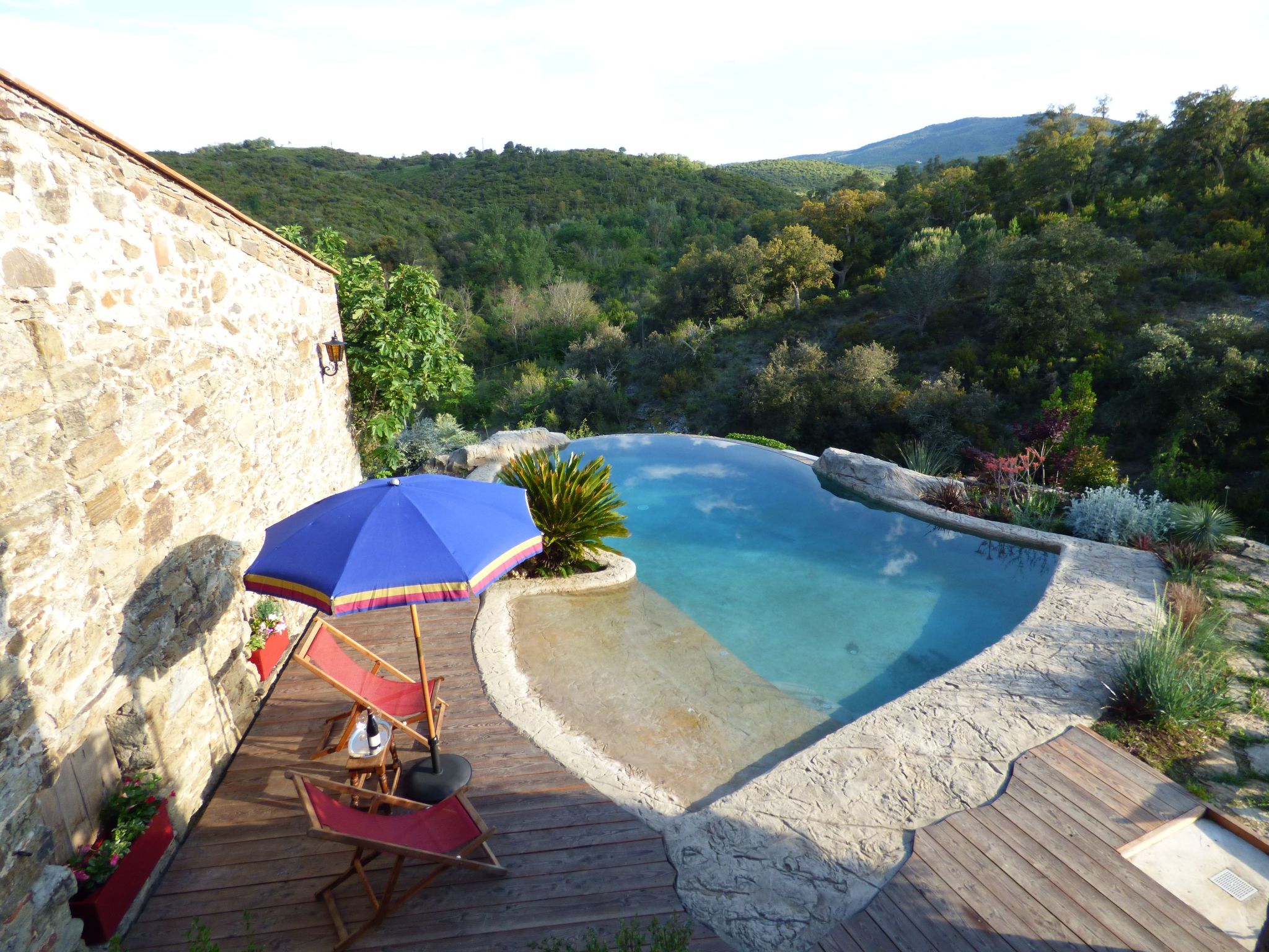 mit privatem Pool in üppiger Umgebung — view 1 of 33