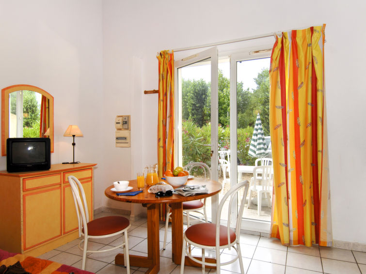 Search and Stay destination Vendres, Occitanie - France from AU$ 78. Le Grand Bleu (VLR100)