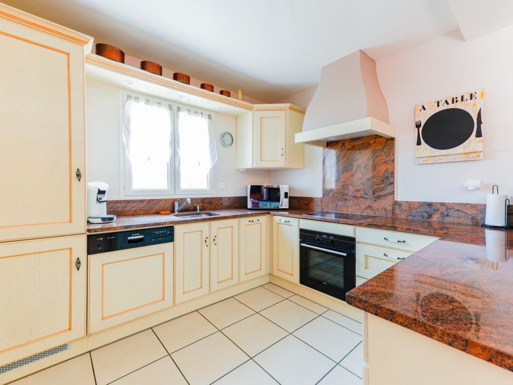 l'Occitane — Kitchen / Dining Room