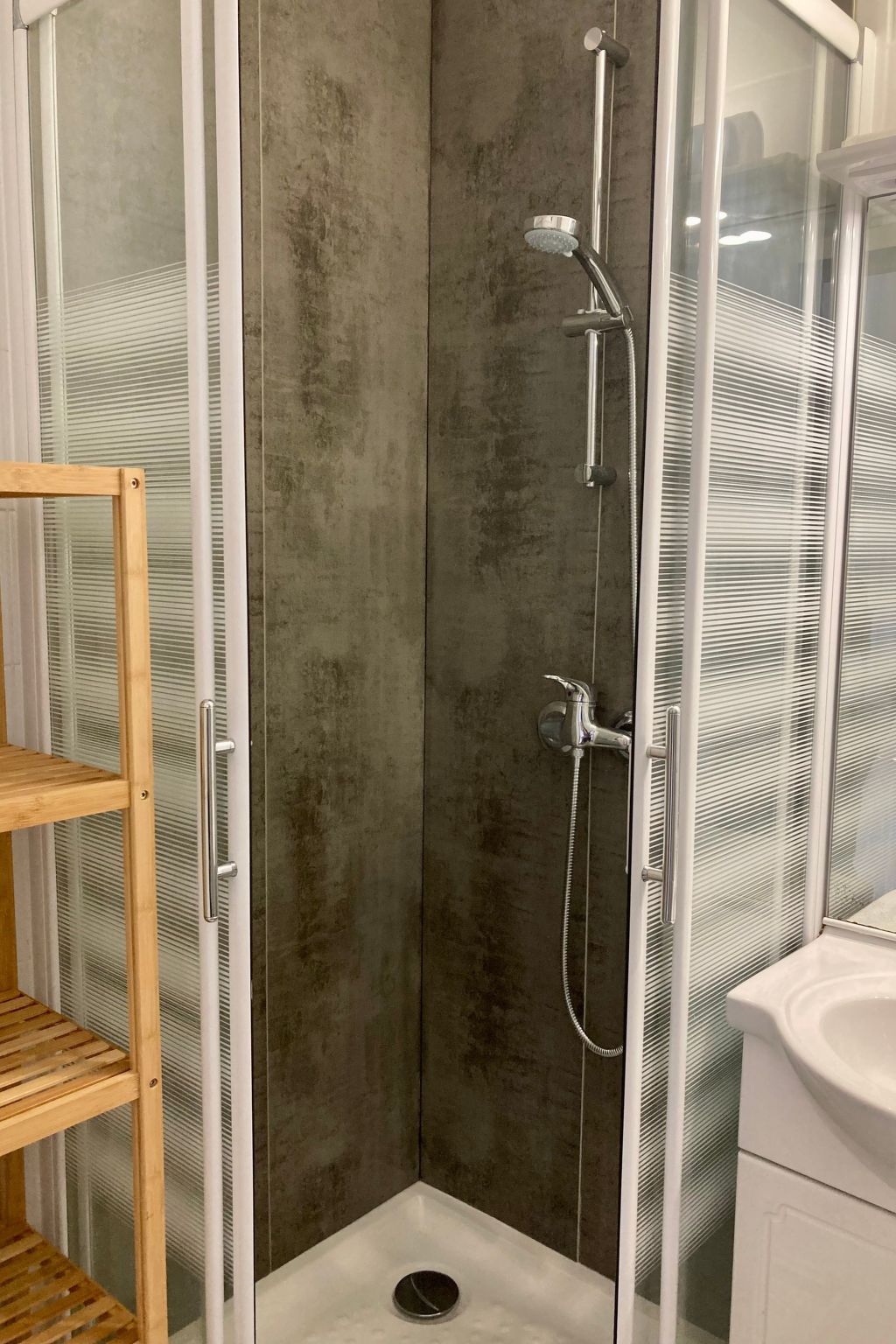 Photo of Gartengeschoss in der Nähe von Strand und Hafen