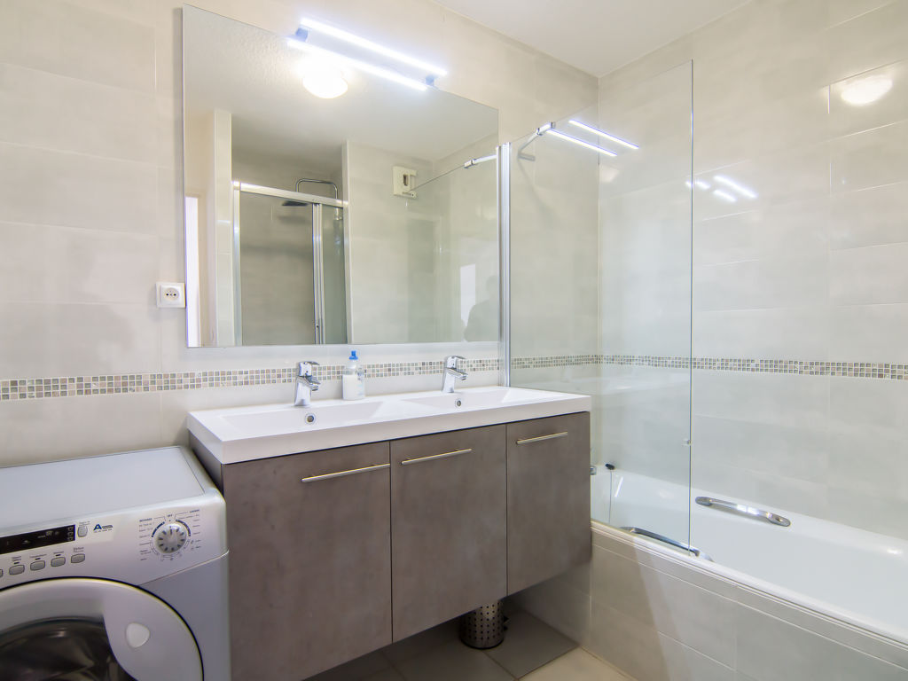 Bella Vista — Bathroom / Wellness