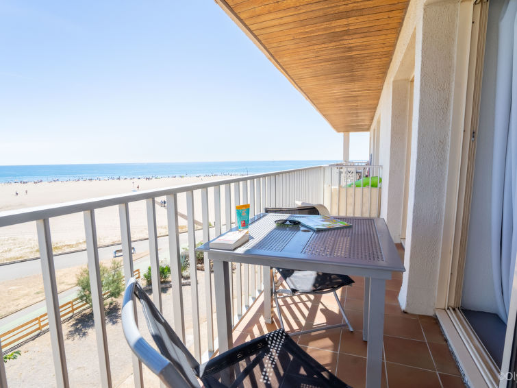 Search and Stay destination Fleury, Occitanie - France from AU$ 143. Le Neptune
