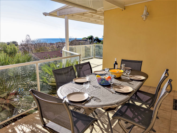 Search and Stay destination Fleury, Occitanie - France from AU$ 285. La Maison des Cades