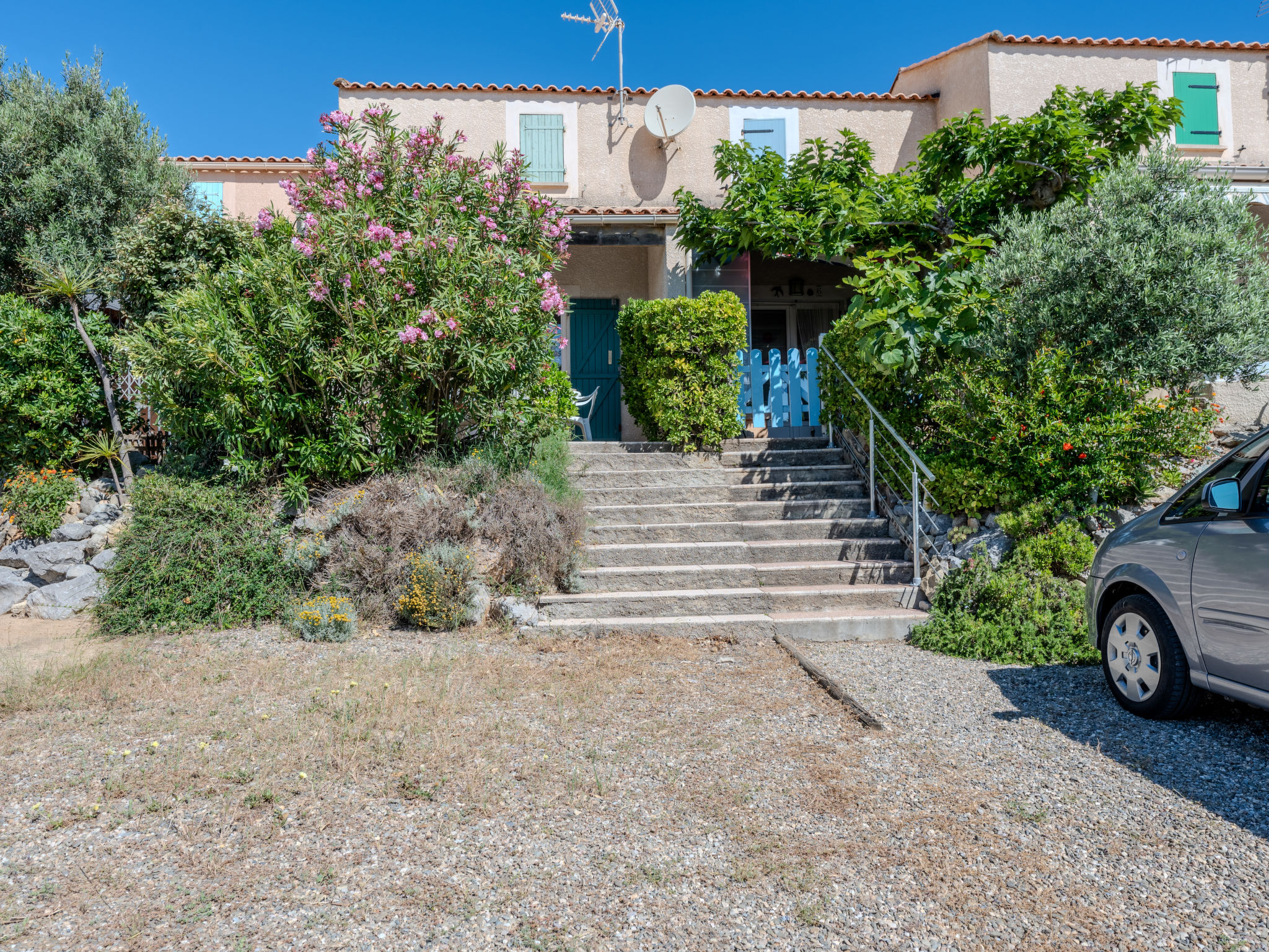 Huis in een rij 3-kamers 38 m2 op 2 verdiepingen. Woon-/eetkamer met TV. Uitgang naar het terras. Kookhoek (4-pits kookplaat, oven, magnetron, diepvriezer) met doorgeefluik. Aparte WC. Bovenverdieping..