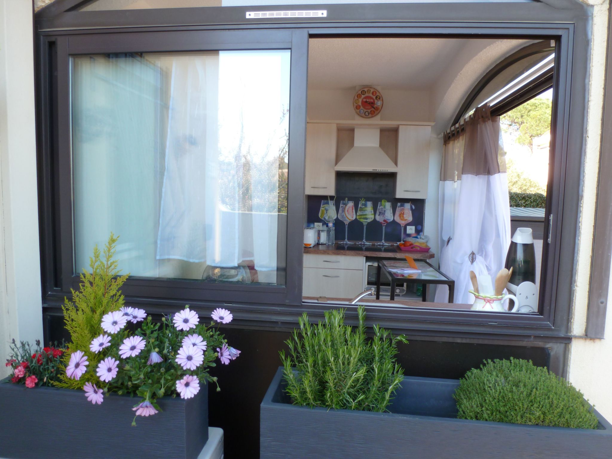 SAISONALE VERMIETUNG: DIE PERGOLA AM STRAND.-Dehors