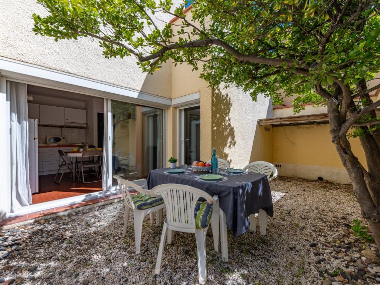 2-Zimmer-Wohnung 30 m2, im Erdgeschoss, Westlage. Wohn-/Esszimmer mit 1 x 2 Etagenbetten (90 cm, Länge 190 cm), TV (Flachbildschirm). Ausgang zur Terrasse. 1 Zimmer mit 1 franz. Bett (1 x 140 cm, Lä..