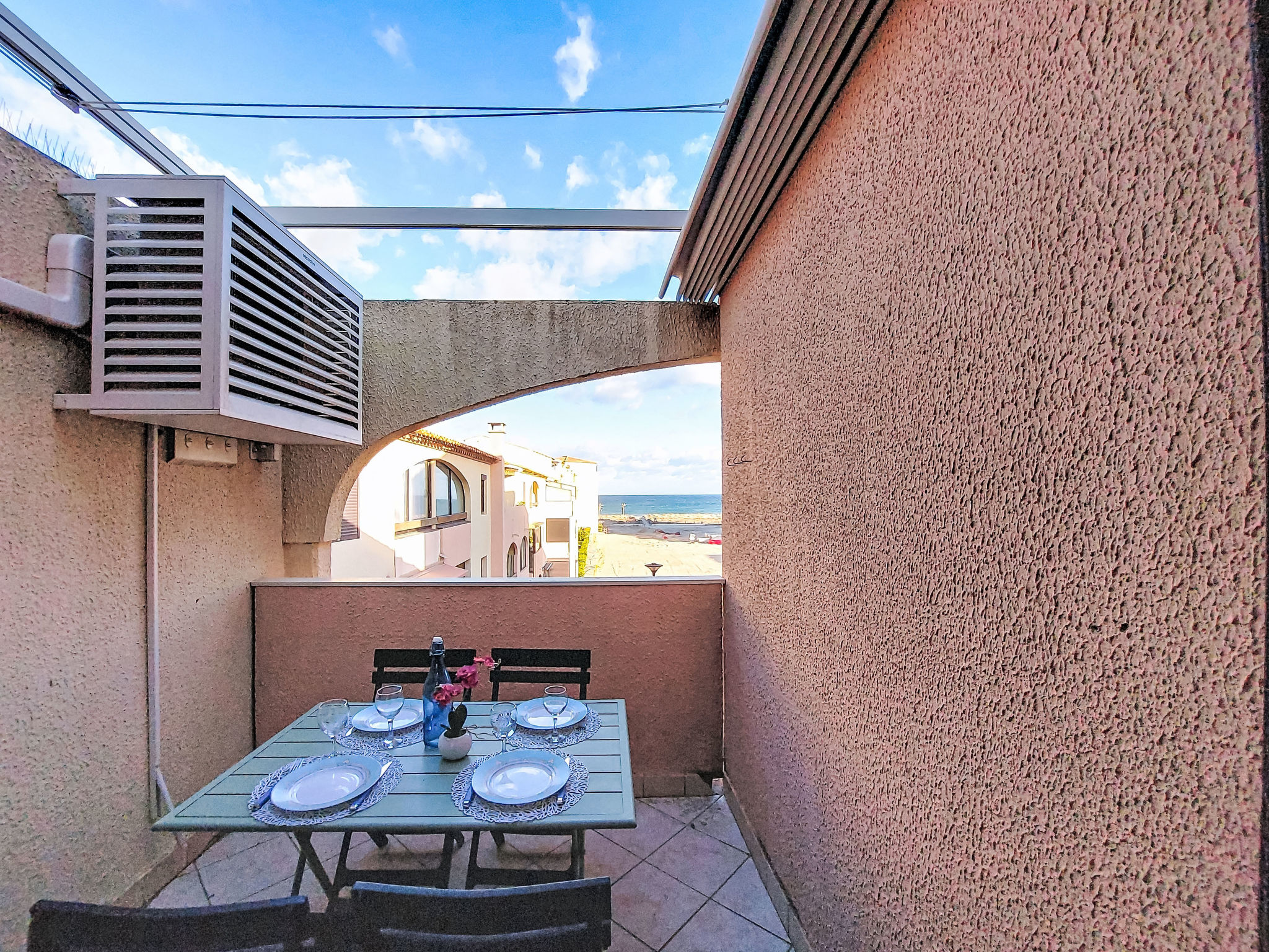 Front de Mer-Outside