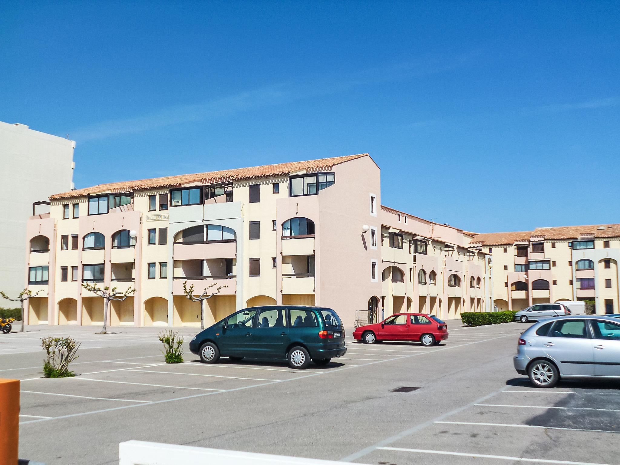 Front de Mer-Outside