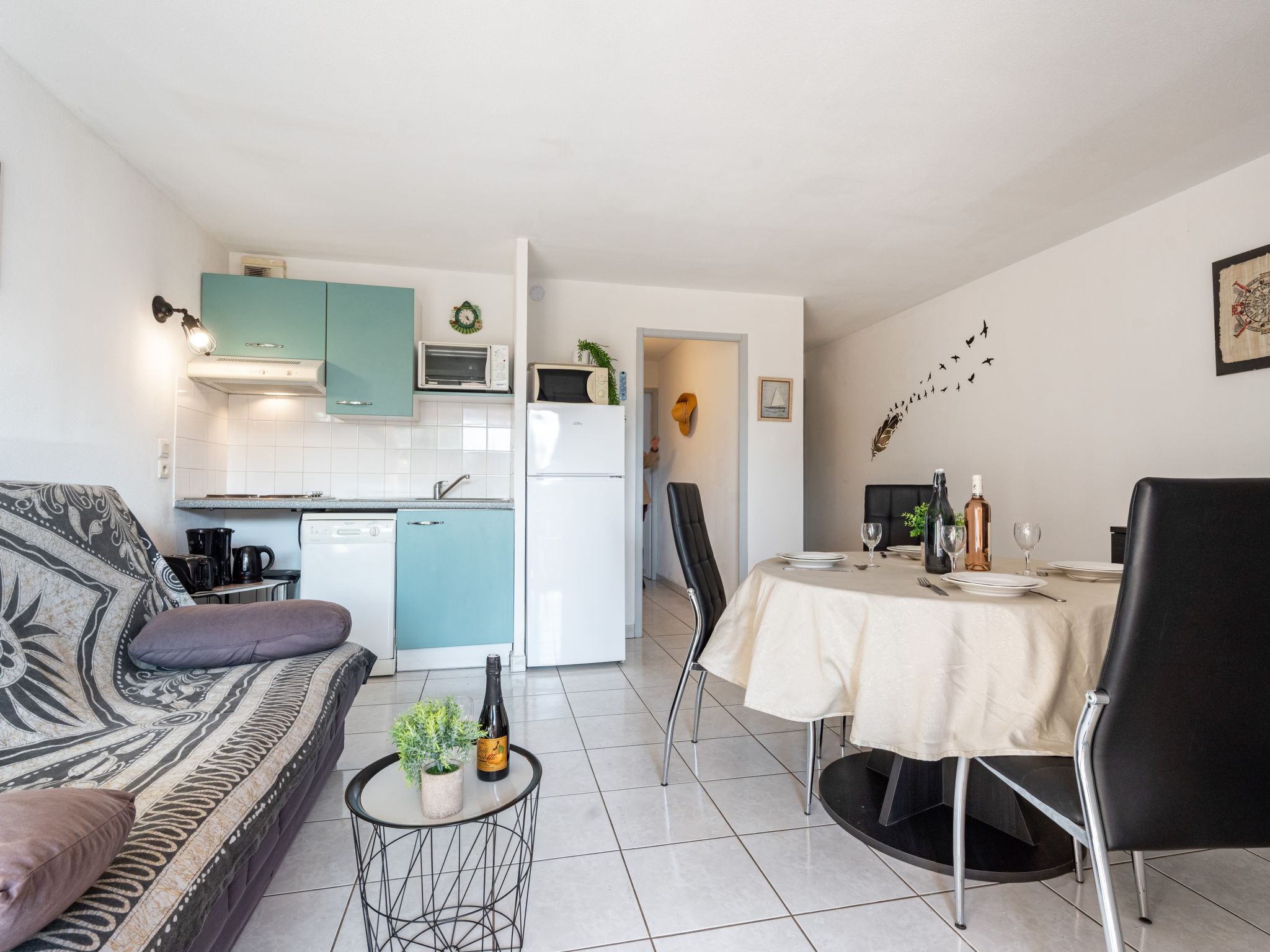 Appartement 2-kamers 37 m2 op de 2e verdieping. Eenvoudig ingericht: woon-/eetkamer met 1 2-pers divanbed (1 x 140 cm, lengte 190 cm), TV (Flatscreen TV), ventilator. Uitgang naar de loggia. 1 kamer m..