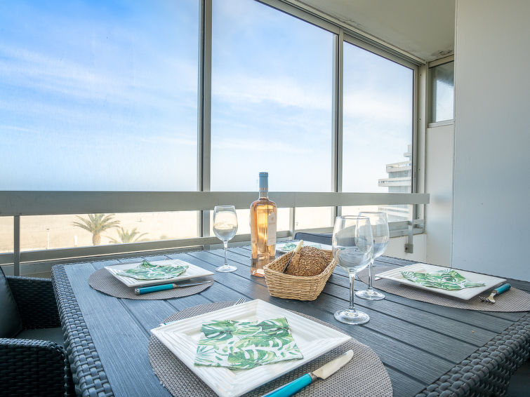 Search and Stay destination Canet-en-Roussillon, Occitanie - France from AU$ 154. Les Trois Mâts